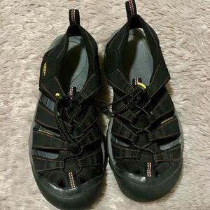 Men’s Keen close toed black red trim waterproof sandals